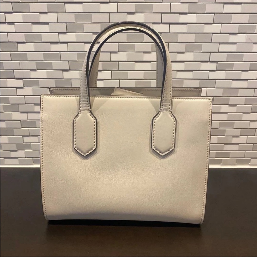 Gucci Beige Leather Tote with Bow Accent - Picture 2 of 9